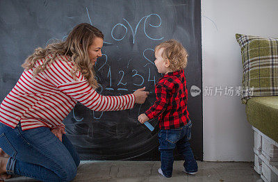 mother work´s and play with her child